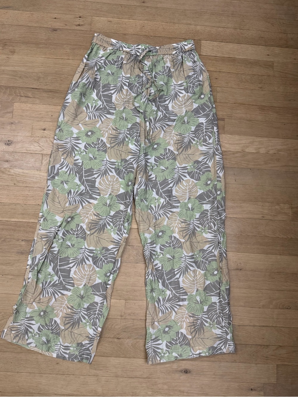 POL Wide-Leg Floral Print Pants in Green, Tan & White